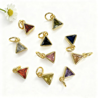 Bijoux Yasa, pendentif triangle en laiton plaqué or 18 carats avec zircon coloré pour femmes et unisexe - Cadeau d'anniversaire