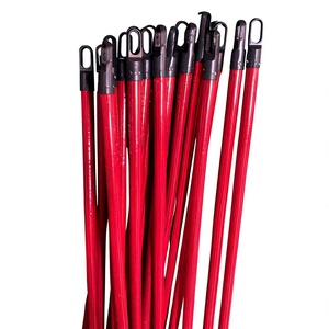 Escoba de diseño básico a cuadros rojos, la más vendida, con mango de madera de eucalipto duradero y cerdas de PVC, de fábrica de Hanói, para uso doméstico. - Product Image 2