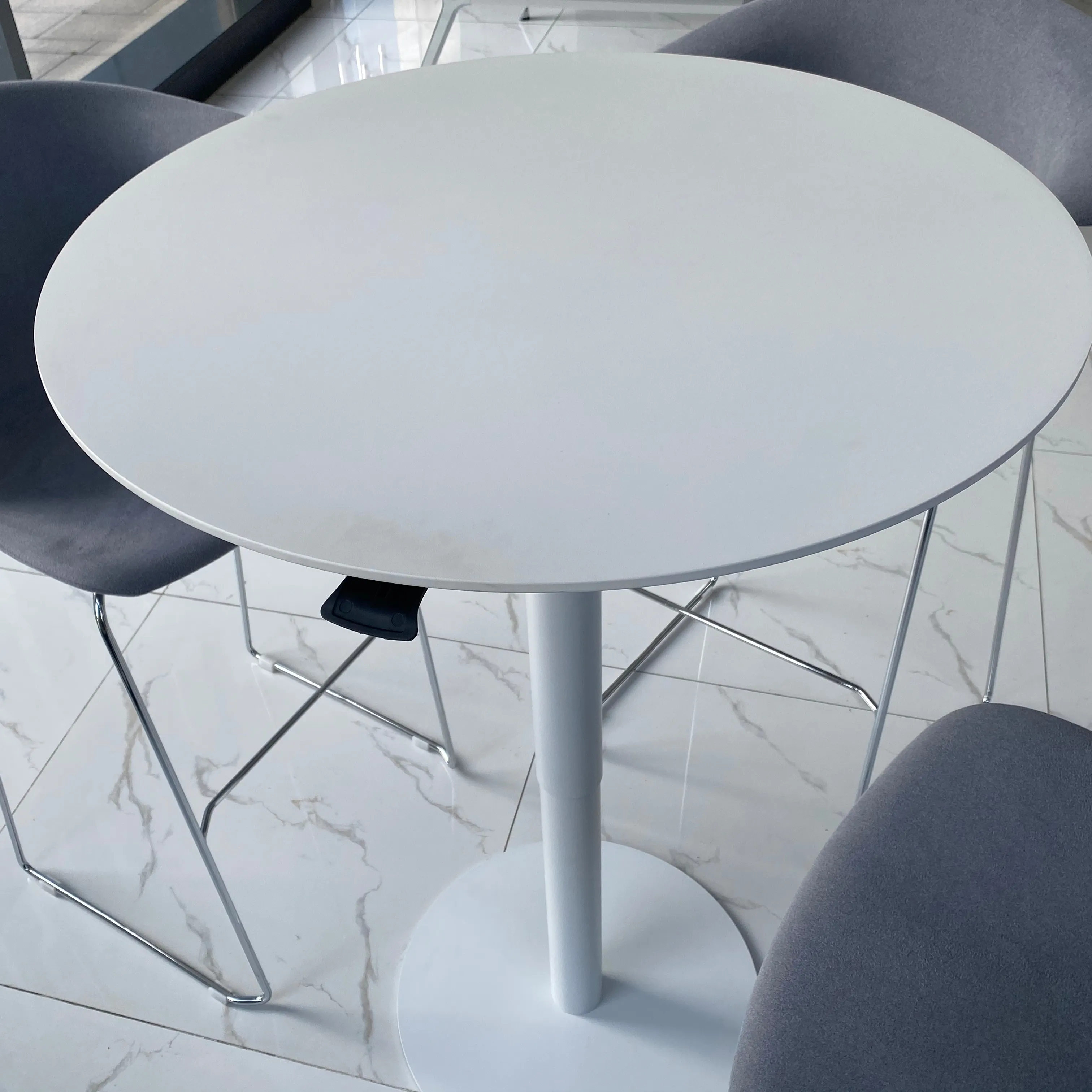 モダンな光沢のあるコーヒーテーブルリビングルーム家具テーブル粉体塗装付き防水ゼロVOCリリーステーブル