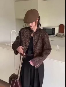 Cappotto Corto da Donna in Ecopelle Vintage con Stampa Leopardata, Taglia Piccola, Vestibilità Slim, Casual - Product Image 4
