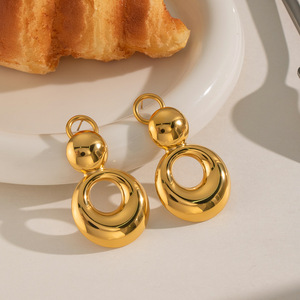 Pendientes <span class=keywords><strong>de</strong></span> Calabaza Doble en Acero Inoxidable con Baño <span class=keywords><strong>de</strong></span> Oro 18K PVD, Diseño Geométrico para Mujer, Versátiles, Elegantes y Modernos para Uso Diario - Product Image 5