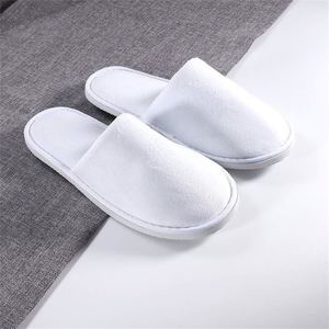 Pantuflas Personalizadas Desechables de Lujo con Suela Antideslizante de 8mm, Ligeras y Portátiles, Punta Cerrada, con Logotipo, en Tela de Felpa Gris Oscuro, para Uso en Hoteles, para Hombre - Product Image 4