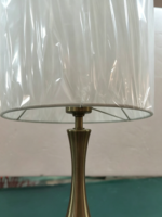 Lampe de table en verre artistique LED AC haut de gamme en gros, base métallique personnalisée, abat-jour, intensité réglable, pour hôtellerie commerciale, directement de l'usine