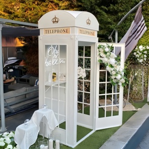 Cabina Telefónica Blanca con Teléfono de Libro de Visitas de Audio, Estilo Londres, para Decoración de Bodas y Eventos - Product Image 1