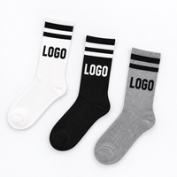 Chaussettes côtelées blanches personnalisées, longueur mi-mollet, avec doubles bandes noires, logo tricoté style écrit à la main, chaussettes de sport décontractées couleur personnalisée