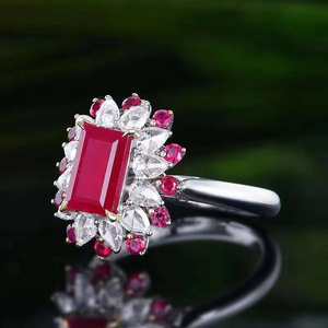 Anillo Rectangular de Oro Blanco de 18K con Rubíes, Diseño de Estrella con Diamantes en Forma de Pera y Pequeños Detalles de Rubíes - Product Image 3