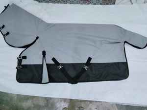 Couverture pour cheval de qualité assurée, en matériau durable, disponible en plusieurs couleurs, pour la protection des chevaux. - Product Image 4