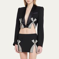 Ensemble deux pièces élégant pour femme, idéal pour le bureau, avec nœud en strass cousu main, blazer court ajusté à manches longues et jupe