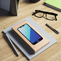 Élégante boîte en carton à membrane trempée imprimée et décalée taille personnalisable feuille d'or mate pour accessoires de téléphone portable cadeaux UV