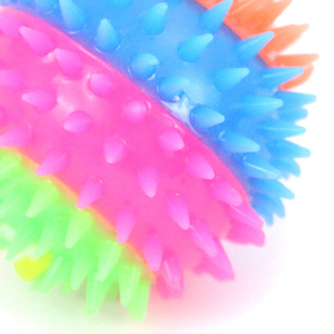 Bola de Luz LED de Arcoíris de Cuatro Colores de TPR de Alta Calidad, 7.5 cm de Diámetro Juguete Masticable para Mascotas - Product Image 4