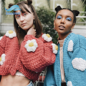 <span class=keywords><strong>Cardigan</strong></span> <span class=keywords><strong>Corto</strong></span> Lavorato a Maglia con Fiori Tridimensionali in Filo Spesso, Maniche a Pipistrello, Colore Dolce, per <span class=keywords><strong>Donna</strong></span> - Product Image 3