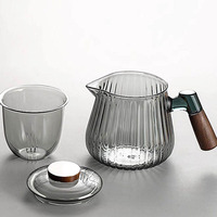 Bouilloire à thé en verre borosilicate à rayures verticales décoratives, de qualité supérieure, avec couvercle en bois, pour une utilisation moderne à la maison ou lors de réceptions.