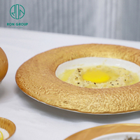 Assiette ronde blanche peu profonde avec bordure dorée Texture mille roches en céramique