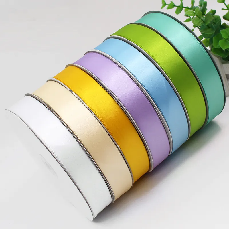100 מטרים סאטן סרט יצרן 2.5 CM צפיפות גבוהה פוליאסטר צבע מותאם אישית לוגו סרט עבור מתנת אריזה