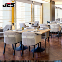 Ensemble de meubles de restaurant commercial modernes personnalisés J2S avec tables et chaises en cuir de luxe pour les projets hôteliers et d'hôtellerie