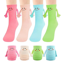 Chaussettes décontractées amusantes à motif magnétique 'main dans la main', avec visages souriants de dessins animés, en coton peigné doux, pour adultes et enfants, personnalisation OEM acceptée
