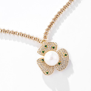 CAIOOCHE Parure de bijoux pour femme avec collier pendentif fleur en zircon cubique et boucles d'oreilles clous en perles, mignonne et ravissante, cadeau pour la Fête des Mères - Product Image 4