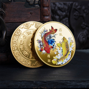 Pièce de monnaie plaquée or et <span class=keywords><strong>argent</strong></span>, souvenir rare de carpe koï de couleur chanceuse, fabriquée en Chine, à <span class=keywords><strong>acheter</strong></span> - Product Image 1