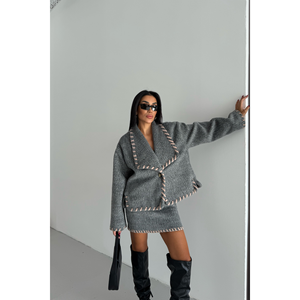 Conjunto de Chaqueta Corta de Lana y Mezclas con Puntada de Pastor Gris para Mujer con Falda Corta - Product Image 2