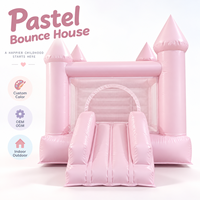 Château gonflable rose pastel, bleu et blanc, avec toboggan, pour enfants, idéal pour les fêtes d'anniversaire et les événements.