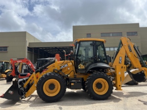 Promotion Nouvelle Chargeuse-pelleteuse JCB 4x4 4CX Norme Euro 5 Polyvalente pour la réparation routière, l'aménagement paysager agricole et les services de location. - Product Image 1
