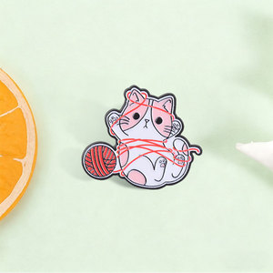 Schattige kat die met rood garen speelt, emaille pin, cartoon kitten broche voor rugzakdecoratie - Product Image 1