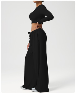 Top e pantaloni sportivi sportivi da donna a figura intera sono adatti per lo Yoga e le attività quotidiane. Arrivano in un Set di due pezzi. - Product Image 3