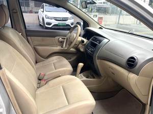 Vehículo Familiar Sin Estrés: Livina 1.6 CVT 2009, Asientos Mágicos para Todo, Eficiente en Combustible y Sin Preocupaciones - Product Image 5