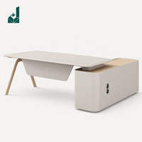 Bureau d'angle en L style crème avec finition laquée et meuble de rangement latéral pour bureau, réunion, réception, espace de travail