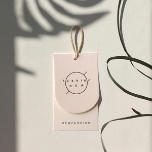 Cartoncino Custom cartellini appesi ispessiti <span class=keywords><strong>etichette</strong></span> Logo durevoli <span class=keywords><strong>per</strong></span> borse di abbigliamento-servizio di stampa di <span class=keywords><strong>etichette</strong></span> di marca alla moda - Product Image 1