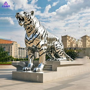Statua di Tigre Seduta in Acciaio Inossidabile Lucidato Argento, Design Geometrico Moderno a Grandezza Naturale per Giardino, Parco, Prato - Product Image 6