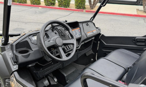 UTV Pioneer 1000 con Camuflaje, Jaula Antivuelco Negra y Ventanas de Malla - Product Image 4