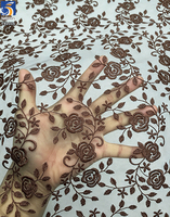 YX1016 échantillon brodé Tulle tissu en 7 jours Polyester fleur motif broderie pas cher maille tissu vêtements personnalisés
