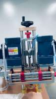 Machine de bouchonnage de bouteilles semi-automatique de type table, en plastique et métal, avec dispositif de fixation des bouteilles pour l'industrie alimentaire