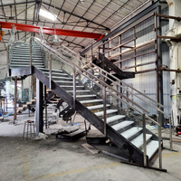 Moderne Holz- und Stahltreppe mit Geländer aus gehärtetem Glas, Metallhandlauf, Innen-Geradtreppe, Treppenlift, Steigende Treppe