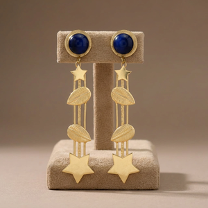 Boucles d'oreilles pendantes longues en laiton plaqué or mat avec cabochon Lapis Lazuli, motif étoile céleste et feuille texturée, pour mariage et fiançailles, vente en gros - Product Image 3