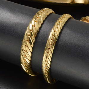 Chaîne gourmette texturée en alliage de cuivre, plaquée or 18 carats, tendance, de luxe, polie, pour homme et femme, idéale pour les banquets, vente en gros - Product Image 1
