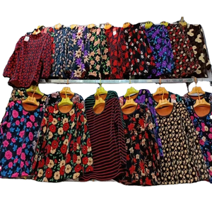 Modèle DZL à 1,95 $ – Vente en gros de hauts et chemisiers pour femmes en polaire respirante avec logo frontal et imprimés floraux - Product Image 1