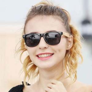 Gafas de Sol Polarizadas con Lentes de Espejo Vintage Personalizadas para Hombre y Mujer, Gafas de Sol de Madera de Bambú con Protección UV400 - Product Image 2