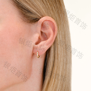 LOZRUNVE Damen Kubischer Zirkonia Schmuck Maßgefertigter Großhandel Zierliche Gedrehte Diamant-Huggie-Ohrringe - Product Image 2