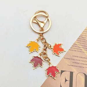 พวงกุญแจรูปใบเมเปิ้ลทำมือประดับมุก  ตกแต่งกระเป๋า  ใส่เคสหูฟัง  จี้น่ารัก - Product Image 4