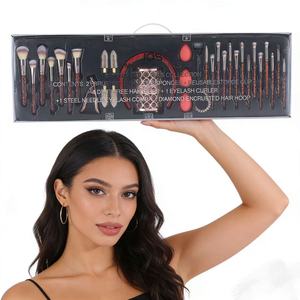Juego <span class=keywords><strong>de</strong></span> 32 <span class=keywords><strong>Brochas</strong></span> <span class=keywords><strong>de</strong></span> <span class=keywords><strong>Maquillaje</strong></span> con Pedrería Glitz and Glam, Estilo Profesional, <span class=keywords><strong>Brochas</strong></span> <span class=keywords><strong>de</strong></span> <span class=keywords><strong>Maquillaje</strong></span> <span class=keywords><strong>de</strong></span> Lujo al <span class=keywords><strong>por</strong></span> <span class=keywords><strong>Mayor</strong></span> con Caja <span class=keywords><strong>de</strong></span> Regalo - Product Image 4