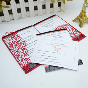 Élégante invitation de <span class=keywords><strong>mariage</strong></span> pliée en trois avec motif floral bordeaux, pochette et papier nacré métallisé - Product Image 5