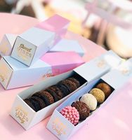Boîte en papier rectangulaire rose pour macarons, avec estampage à chaud doré et inserts
