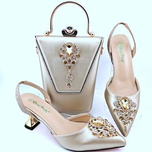 Conjunto de zapatos y bolsos italianos a la moda para mujer, zapatos de fiesta nigerianos y bolsos a juego para boda, bombas de fiesta africanas con monedero - Product Image 1