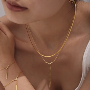 Tendance de la mode - Ensemble de bijoux de luxe pour femmes en acier inoxydable plaqué or 18 carats avec pendentif en forme de V incrusté de zircon - Product Image 1