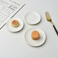 Plat en céramique blanc pur pour sauce soja et vinaigre, compatible micro-ondes, bord rouge, rond, moderne, en porcelaine, en forme de fleur