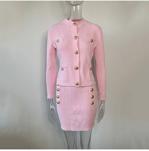 A5529 Designer-Runway-Anzugset für Damen mit Löwenknöpfen, Strickjacke und Minirock in Unifarbe - Product Image 4