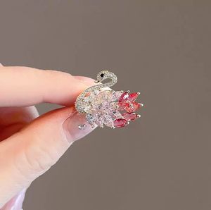 Moda nuevo estilo Europa y América Venta caliente broche Vintage de <span class=keywords><strong>cisne</strong></span> de cristal de sentido de alto grado para regalo de mujer - Product Image 4