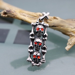 Colgante de Joyería de Moda de Acero de Titanio Fundido, Collar con Colgante de 3 Calaveras con Ojos Rojos de Diamante, Venta al por Mayor, Joyería para Hombre - Product Image 3